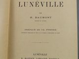 un livre ouvert avec un titre en noir et blanc