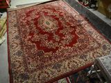 une photo d'un grand tapis oriental posé au sol