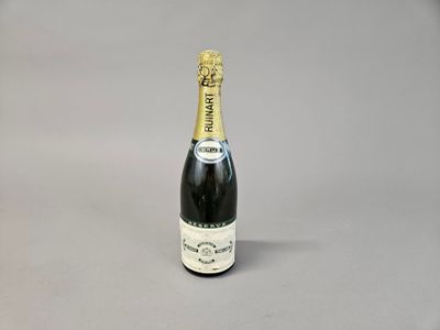 une bouteille de champagne posée sur une table