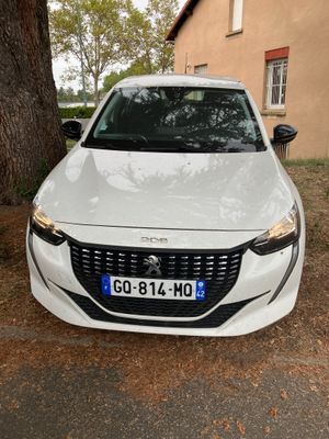 vue de face d'une voiture blanche garée devant une maison