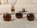 une table basse en verre sur laquelle sont posées deux boules en bois