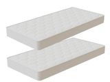 une paire de deux matelas blancs empilés l'un sur l'autre