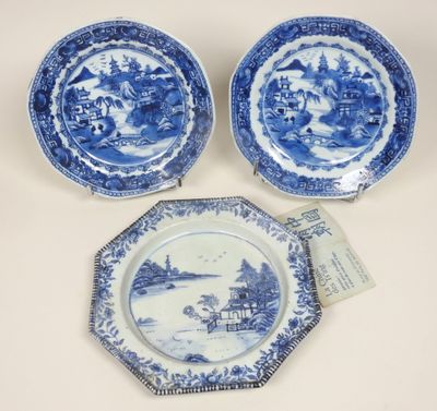 trois assiettes bleues et blanches ornées d'un paysage