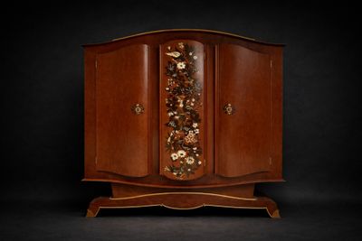 Années 1940 Armoire à structure en noyer et placage de noyer…