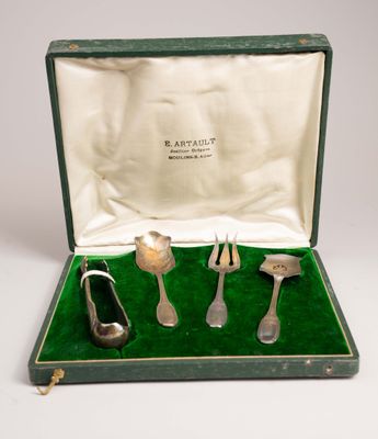 une boîte verte contenant de l'argenterie et une paire de chaussures