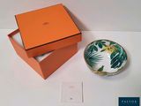 une boîte orange contenant un petit bol, posée sur une table