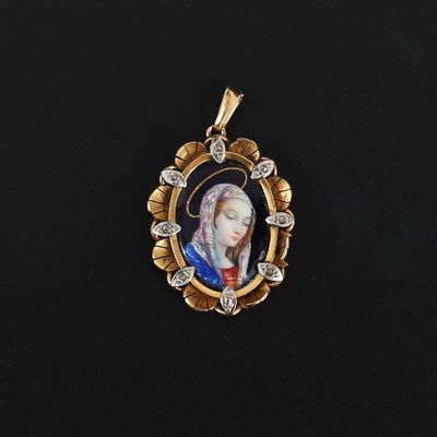 un pendentif en or représentant une femme en robe bleue
