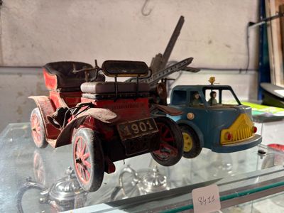 une petite voiture et un petit camion sur une table en verre