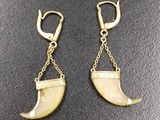 boucles d'oreilles plaquées or avec des breloques en corne et une chaîne
