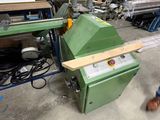 un homme qui travaille sur une machine dans une usine