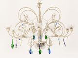 un lustre en verre et en métal