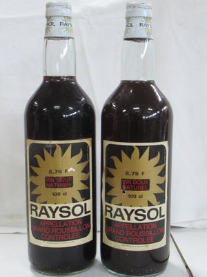 Deux bouteilles de Raysol sont posées côte à côte sur une table.