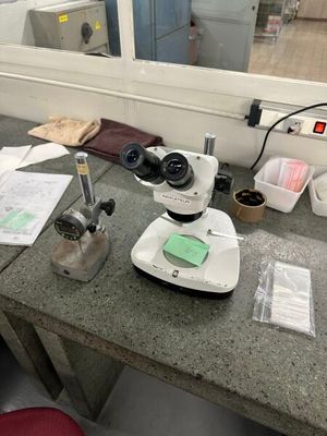 un microscope posé sur une table dans une pièce