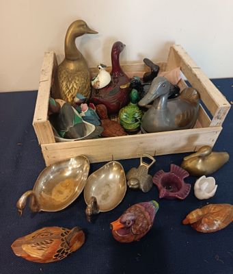Lot de canards en métal argenté, porcelaine, verre, résine, …