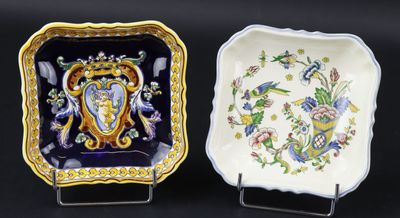 deux assiettes ornées de motifs décoratifs, posées sur une surface noire