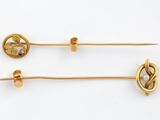 deux épingles à cheveux plaquées or, ornées d'un nœud et d'une perle