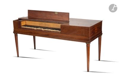 une image représentant un piano posé sur une table