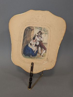 un vieux ventilateur sur lequel figure la photo d'un homme et d'une femme