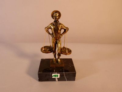une statue représentant une femme tenant une balance dans ses mains