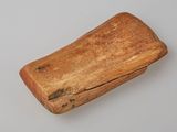 un petit morceau de bois posé sur une table