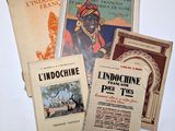 plusieurs livres sont empilés sur une table