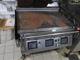 une image d'une cuisine commerciale avec beaucoup d'espace de travail
