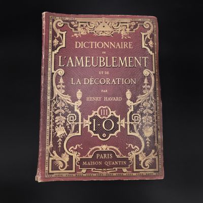 un vieux livre posé sur une table noire