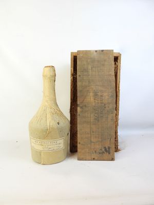 une bouteille de vin à côté d'une boîte sur une table