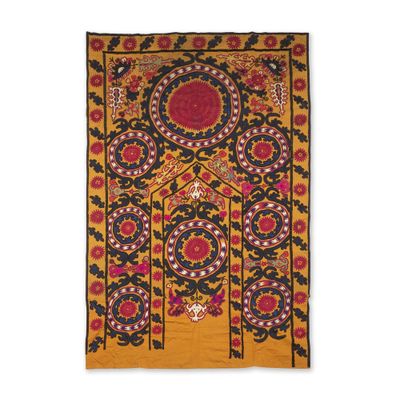 un tapis jaune et noir orné d'un motif floral