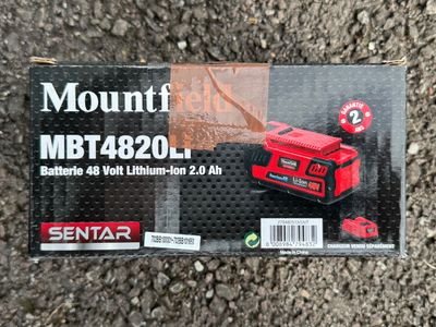 la boîte est ouverte pour montrer le contenu d'un camion jouet