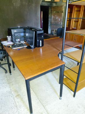 un bureau surmonté d'un ordinateur dans une pièce