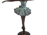 statue en bronze représentant une femme en tutu, posée sur un socle