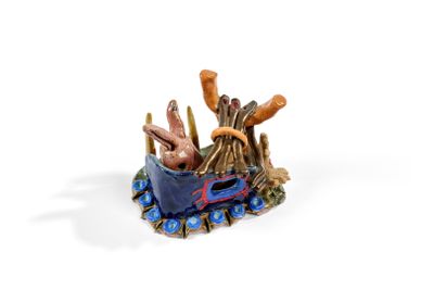 une figurine représentant un bateau avec un tas de bâtons à l'intérieur