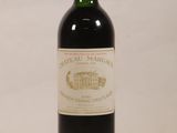 une bouteille de vin posée sur une table