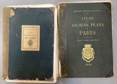 un vieux livre posé sur une table à côté d'un autre livre