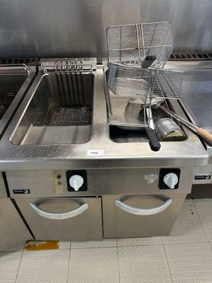 deux friteuses posées sur le comptoir de la cuisine