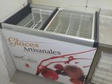 une pancarte indiquant « verres artisanaux » devant un congélateur
