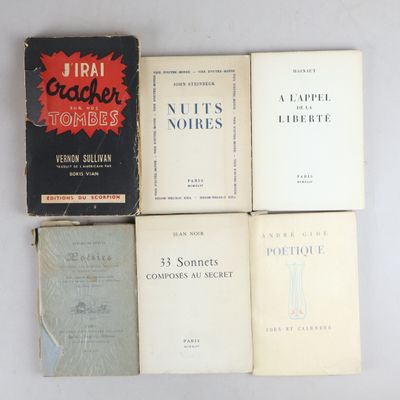 plusieurs livres sont empilés sur une table