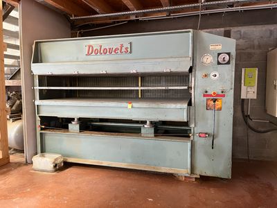 une machine qui se trouve à l'intérieur d'un bâtiment