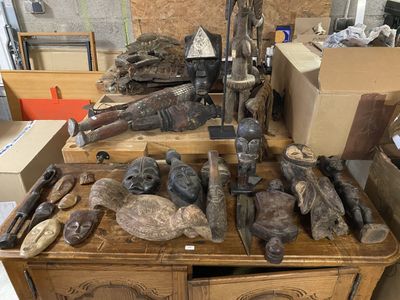 tout un tas d'outils posés sur une table dans une pièce