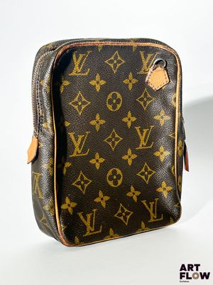 un gros plan d'un sac Louis Vuitton posé sur une surface blanche