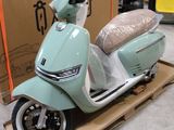un scooter posé sur une boîte dans une pièce