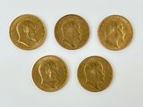 quatre pièces d'or portant l'image d'un homme et d'une femme