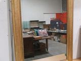 un miroir posé sur une table dans une pièce