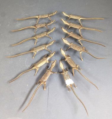 beaucoup d'oiseaux en or posés sur une table