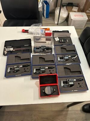 un grand nombre d'outils posés sur une table