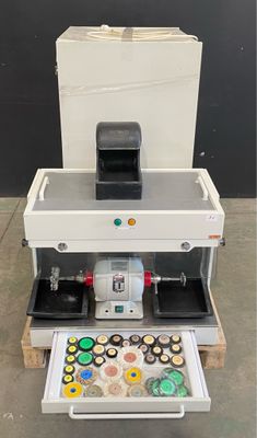 un gros plan d'une machine contenant un plateau de cupcakes