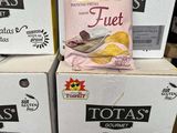 plusieurs paquets de chips sont empilés les uns sur les autres
