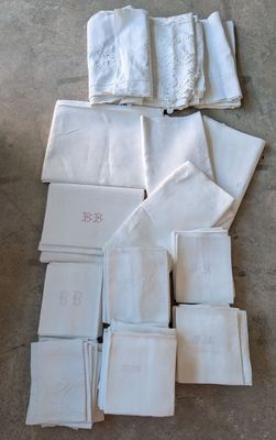 beaucoup de serviettes et de napkins blanches par terre