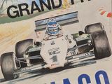 une photo d'une affiche représentant une voiture de course, exposée